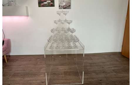 Akrylový stůl na Champagne tower