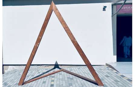 Slavobrána triangl dřevěný hnědý s podstavou